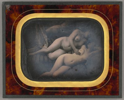 Due donne che si abbracciano da Unknown artist