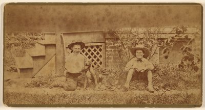 [Due ragazzi seduti a terra con un cane] da Unknown artist