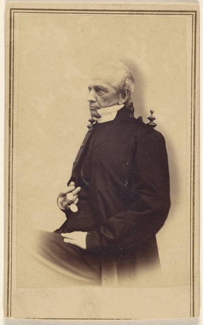 [Anziano calvo non identificato, seduto, con in mano un pince-nez]. da Unknown artist