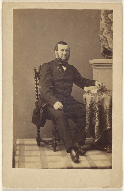 [Uomo barbuto non identificato, seduto] da Unknown artist