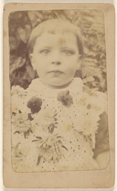 [Bambina non identificata che indossa un vestito a fiori] da Unknown artist