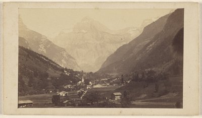 [Veduta di una valle non identificata con una montagna al centro dello sfondo]. da Unknown artist
