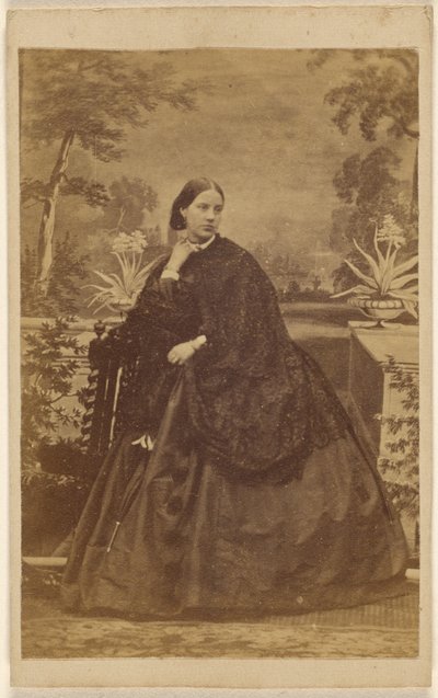 [Donna non identificata seduta, con la mano al colletto]. da Unknown artist