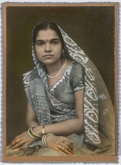 Senza titolo (Ritratto di una donna in sari grigio e velo) da Unknown artist
