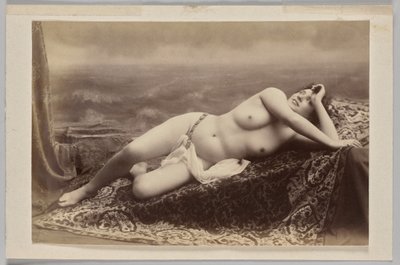 Senza titolo (nudo reclinato su un tappeto su uno sfondo dipinto di onde) da Unknown artist
