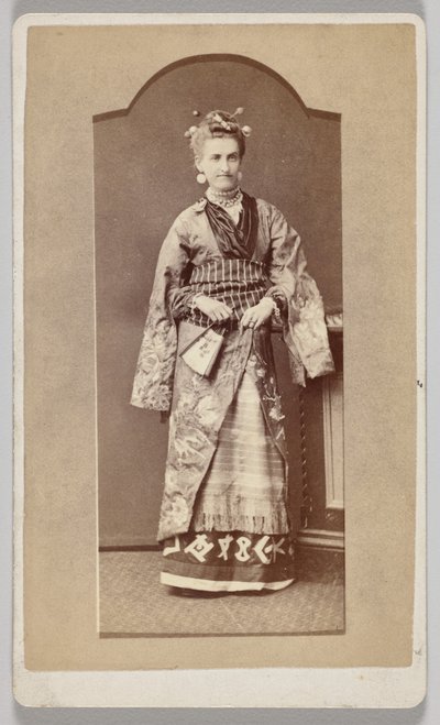 Senza titolo (donna bianca in kimono giapponese con ventaglio) da Unknown artist