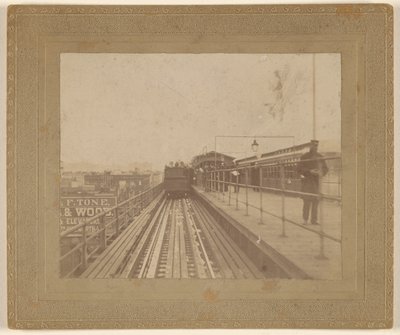 [Vista di un treno in partenza dalla stazione] da Unknown artist