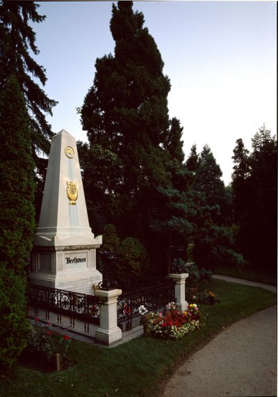 Vista della tomba del compositore tedesco Ludwig van Beethoven (1770 - 1827) al cimitero centrale di Vienna (Zentralfriedhof), Austria da Unknown artist