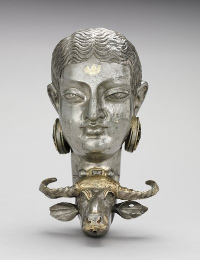 Donna e rhyton a forma di bufalo d
