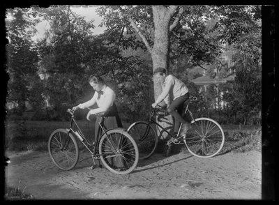 Elsa e Guido Simberg in bicicletta da Unknown artist/maker