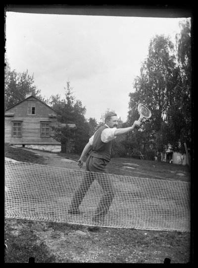 Paul Simberg gioca a tennis a Niemenlautan Manor da Unknown artist/maker