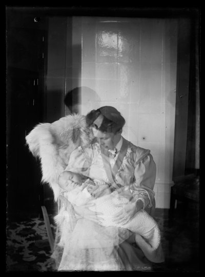 S. Thesleff con un bambino in braccio da Unknown artist/maker