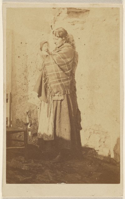 [Donna non identificata che indossa uno scialle e tiene in braccio un bambino]. da Unknown artist/maker