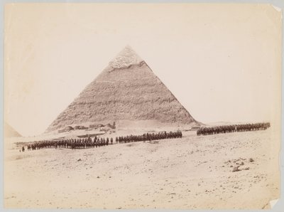 19° Ussari formati davanti a una piramide a Giza, Egitto, circa 1882 da Unknown