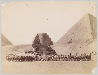 42° Highlanders davanti alla Sfinge a Giza, Egitto da Unknown photographer