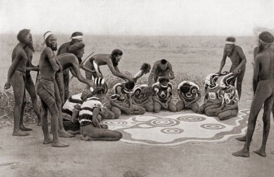 Una cerimonia totemica della Tribù Warramunga, Australia da Unknown photographer