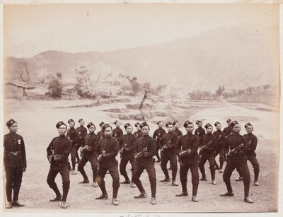 Un distaccamento del 4º Reggimento Gurkha (Fucilieri) da Unknown photographer