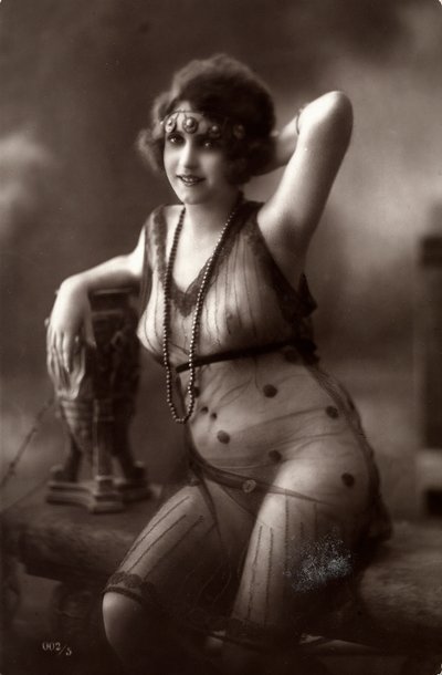 Una giovane donna seduta, con un vestito trasparente da Unknown photographer