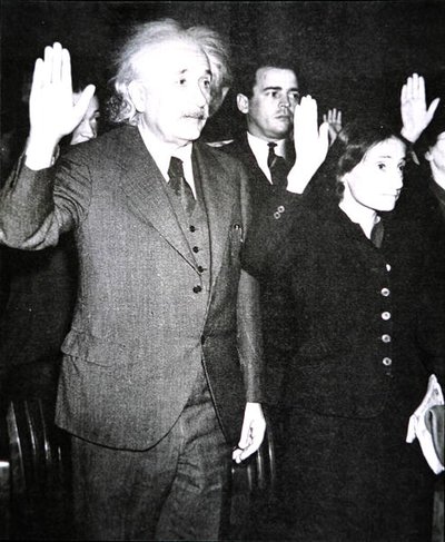 Albert Einstein con la sua figliastra Margot che presta giuramento di cittadinanza statunitense, New Jersey da Unknown photographer