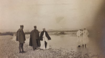 Album della Prima Guerra Mondiale in Friuli-Venezia Giulia: ufficiali e infermiere della Croce Rossa sul fiume Natisone da Unknown photographer