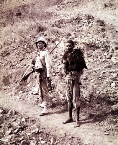 Un soldato italiano e un prigioniero abissino sulla strada per Ghinda. da Unknown photographer