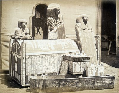 Statue archeologiche trovate in Egitto - nel "Album fotografico del 1° Museo del Cairo" fondato da Auguste Mariette Bey da Unknown photographer