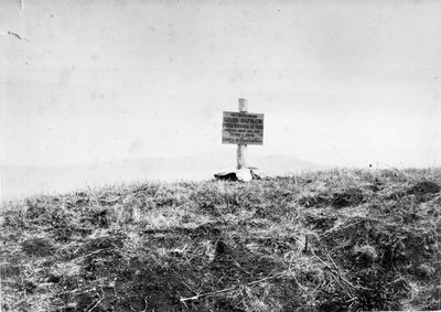 Tavola eretta dai Royal Scots Fusiliers per segnare il punto in cui cadde il Principe Imperiale, 1879 da Unknown photographer