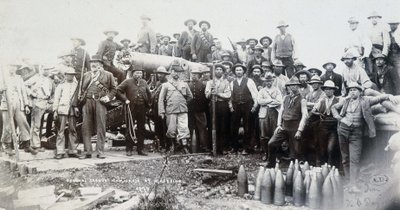 Boeri raggruppati attorno a un cannone durante la guerra del Transvaal da Unknown photographer