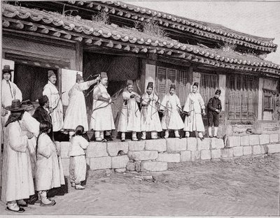 Arcieri nel vecchio palazzo di Seoul, Corea, fine XIX secolo da Unknown photographer
