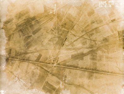 Fotografie di ricognizione aerea britannica che registrano le posizioni delle trincee sul Fronte Occidentale durante la Prima Guerra Mondiale da Unknown photographer