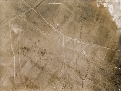 Fotografie di ricognizione aerea britannica che registrano le posizioni delle trincee sul fronte occidentale durante la Prima Guerra Mondiale da Unknown photographer