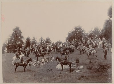 Cavalieri britannici e indiani a una riunione della Ootacamund Hunt da Unknown photographer