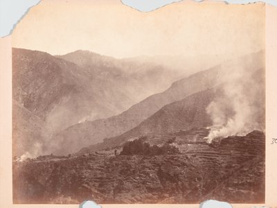 Villaggio in fiamme, spedizione del Black Mountain da Unknown photographer