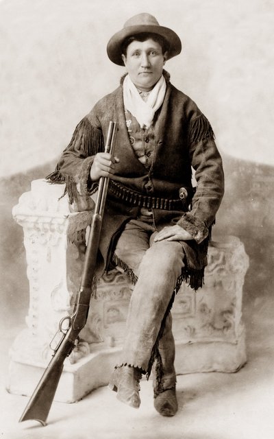 Calamity Jane con il suo fucile: Fotografia vintage del noto personaggio di frontiera Calamity Jane (Martha Jane Cannary) da Unknown photographer