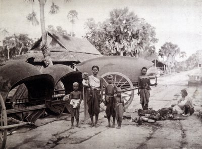 Cambogiani sulla strada di Angkor Vat da Unknown photographer