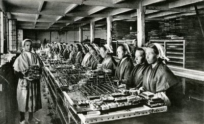 Inscatolamento di sardine, industria delle sardine, Finistère, Bretagna (foto b/n) da Unknown photographer