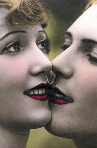 Primo piano di volti di donne che si baciano sulle labbra da Unknown photographer