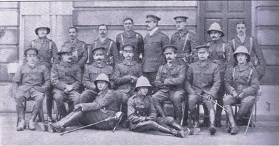 Col Owen, Maggiore Boole-Smith e gli altri ufficiali delle Dragoon Guards, da After Pretoria: The Guerilla War pubblicato da Harmsworth Bros Limited da Unknown photographer