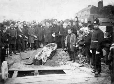 Esumazione del corpo di Ugo Foscolo nel cimitero di Chiswick nel 1871 - foto atelier Fratelli Caldesi da Unknown photographer