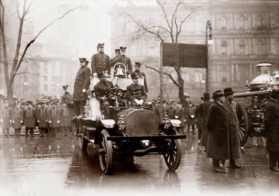 Vigili del fuoco equipaggiati con nuove pompe e veicoli, New York 1913. Fotografia da Unknown photographer