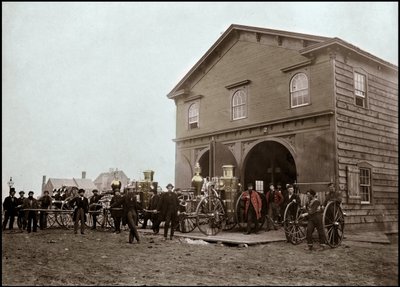 Vigili del fuoco in posa davanti alla caserma, Alessandria. Virginia, Stati Uniti. 1863. Fotografia da Unknown photographer