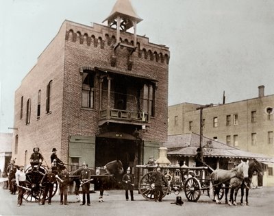 Vigili del fuoco in posa fuori dalla caserma, Los Angeles. California, USA. 1887. Fotografia da Unknown photographer