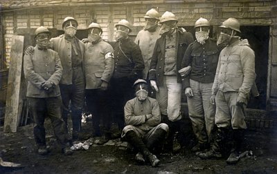 Prima guerra mondiale 1914-1918 (14-18): gruppo di soldati francesi e alleati in posa per una fotografia davanti alla loro casamatta. Indossano tutti una maschera antigas - Foto anonima non datata - da Unknown photographer