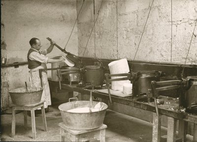 Francia, Centro, Indre-et-Loire (37), Tours: Laboratoire Metadier: un uomo prepara gli stampi per la fabbricazione delle tavolette di Kalmine da Unknown photographer
