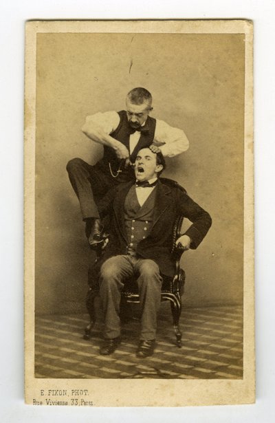 Francia, fotografia professionale di un dentista estrattore di denti da Unknown photographer