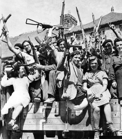 Cecchini partigiani francesi liberano un villaggio in Normandia, giugno-luglio 1944 (foto b/n) da Unknown photographer