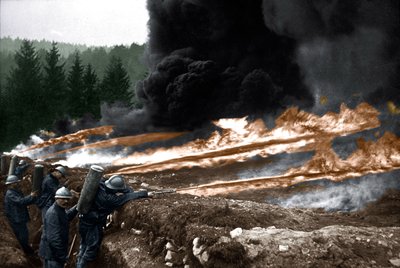 Soldati francesi che usano lanciafiamme dalle trincee, Chemin des Dames da Unknown photographer