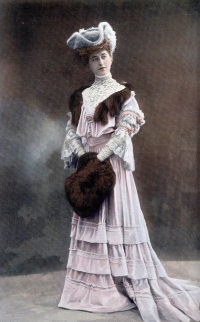 Comica francese Gabrielle Dorziat (1880-1979) foto di Reutlinger dal giornale francese "Le Theatre" settembre 1905 da Unknown photographer