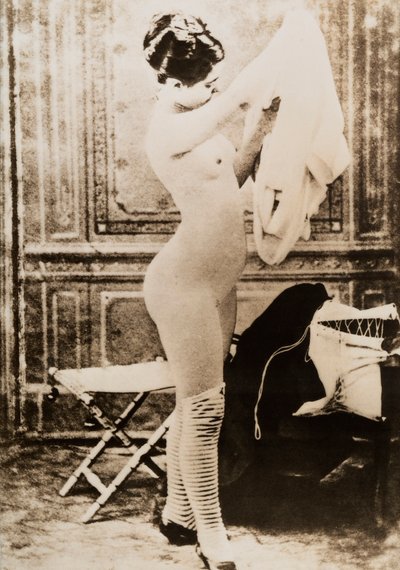 Ritratto a figura intera di una giovane donna che si veste da Unknown photographer