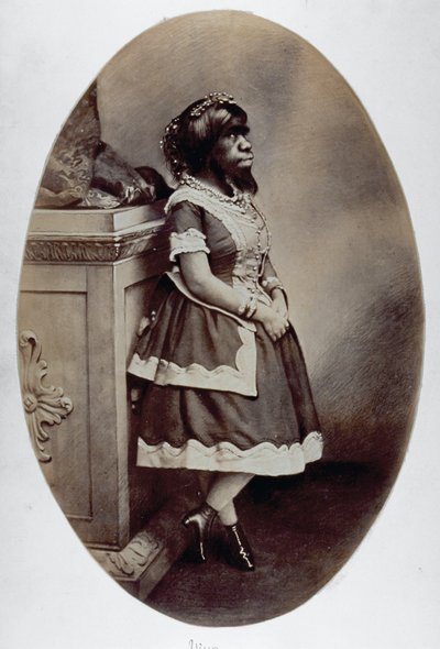 Ritratto a figura intera del fenomeno umano Giulia Pastrana da Unknown photographer